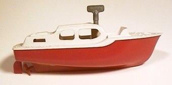 Båt med rött skrov och vit överbyggnad. Båten har en nyckel för uppdragning.