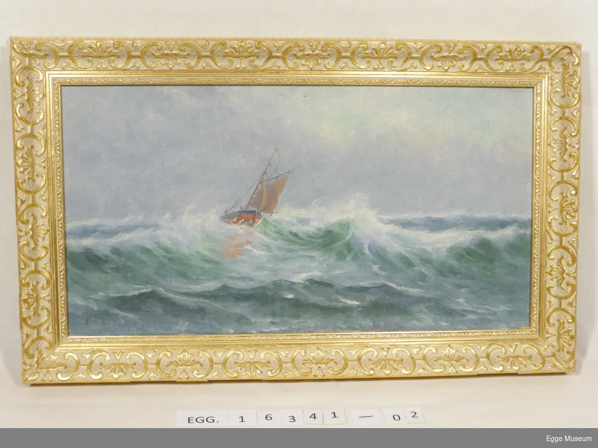 Maleriet viser en båt med segl i høy sjø med store bølger. 
To skikkelser er synlig ombord i båten.