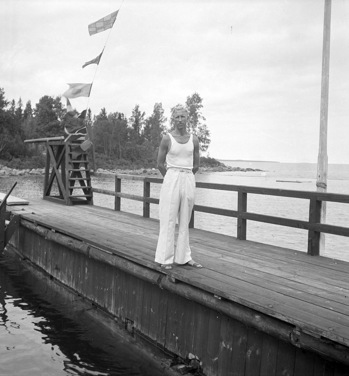 Furuviksparken invigdes pingstdagen 1936.

Nöjesfältet, badplatsen Sandvik och djurparken gjordes i ordning.

Badplatsen Sandvik

