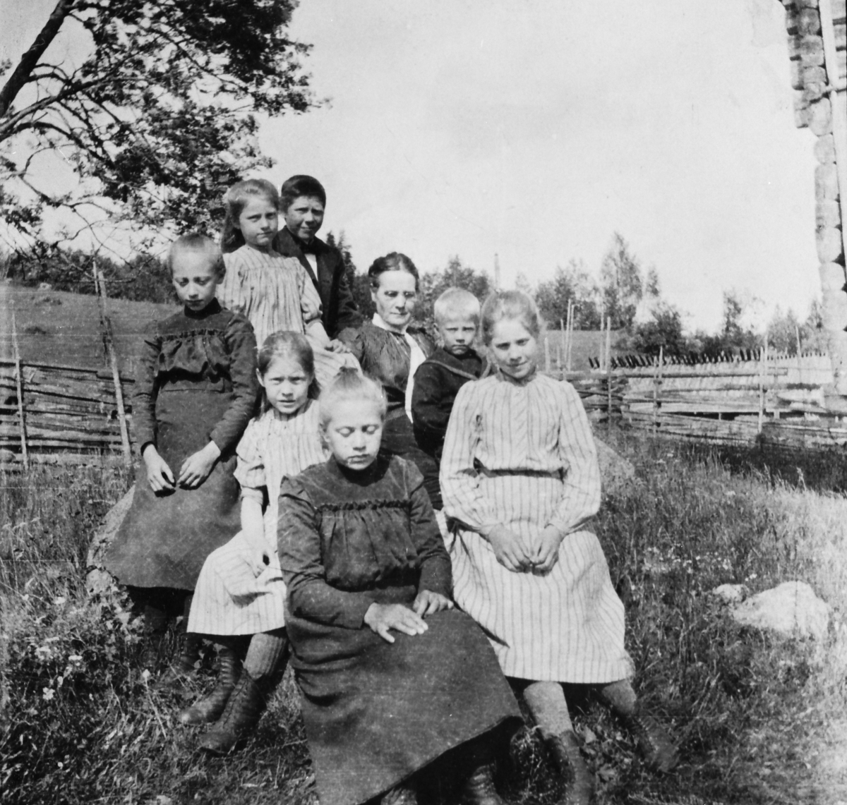 Fra omgangsskolen i Torpet ca 1906. Elevene er Einar, Gudrun, Gina, Anne, Marte, Thea og Gunnar. Lærerinne er Marthea Rovelstad (1857-1940).