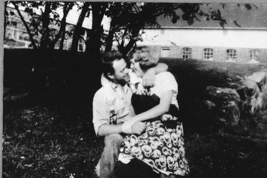 Lars Risa (8.10.1907 - 13.10.1994) og Margit Risa f. Orstad (30.8.1912 - 2.7.2008) framfor heimehuset og løa på Hognestad bnr. 7.
