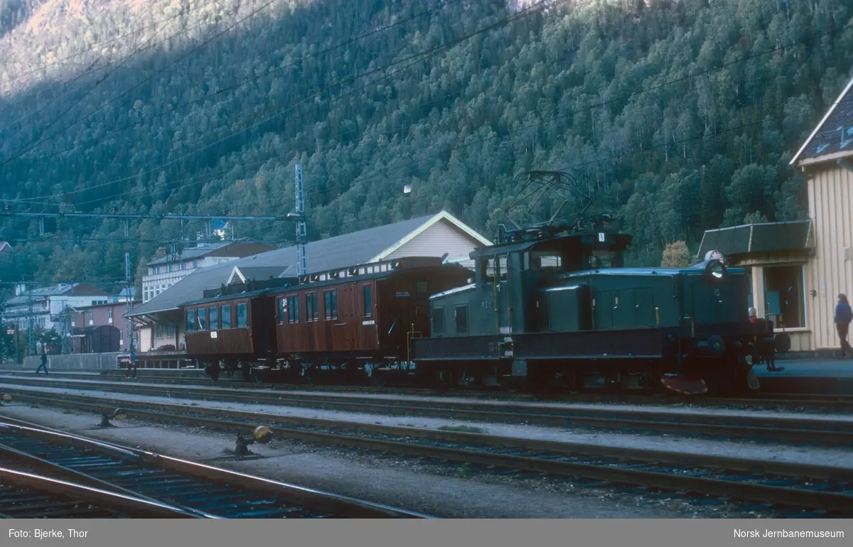 Rjukanbanens elektriske lokomotiv nr. 10 med ekstratog for Norsk Jernbaneklubb på Rjukan stasjon