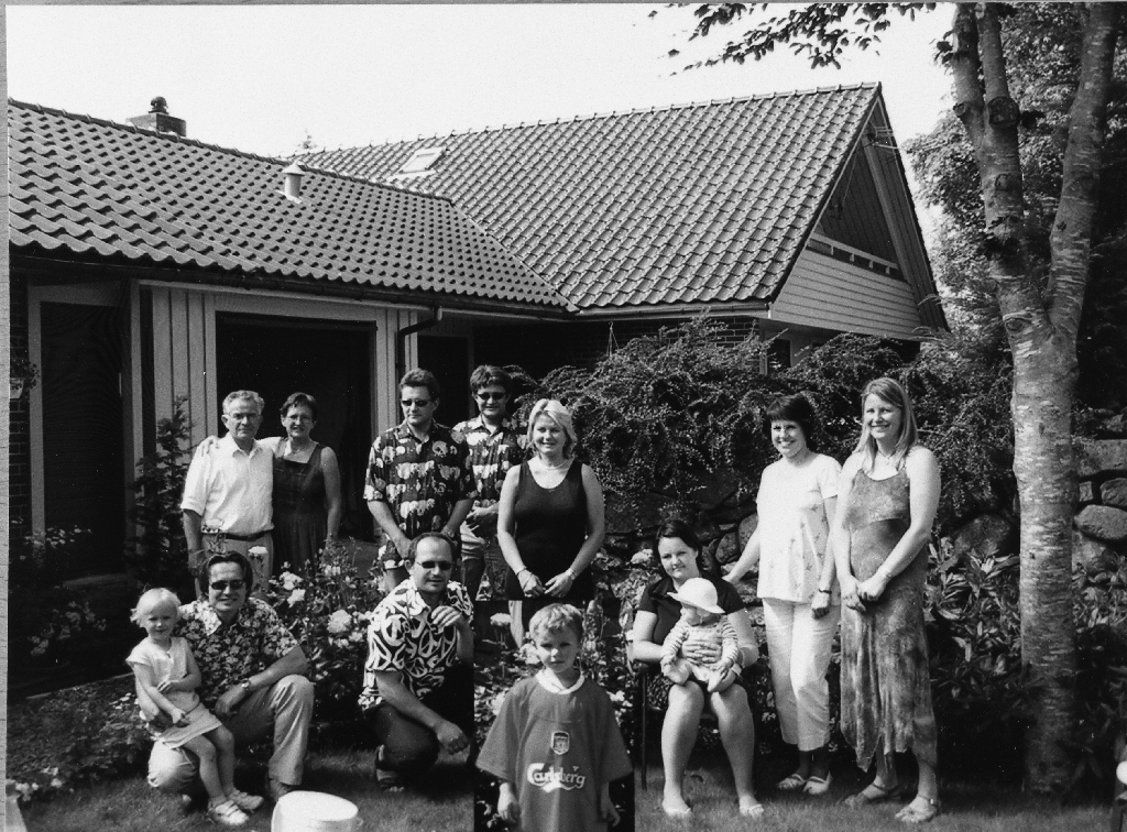 Dortea og inge sin 40-års bryllupsdag. Familien er samla i hagen framfor husa. Bak f.v. : Inge Haugland (8.1.1938 - ), Dortea Haugland f. Braut (22.8.1940 - ), Odd Haugland (21.5.1968 - ), Øyvind Haugland (11.7.1970 -), Tove Elin Aase (28.6.1965 - ), Kristin Haugland f. Skjærpe (27.12.1966 - ), Synnøve Holgersen (5.11.1971 - ).
Framme f. v. : Mari Skjærpe Haugland, Jarl Haugland (6.6.1966 - ), Rune Haugland (12.11.1971 - ) sitjande på kne, Kathrine Eide (6.7.1971 - ), Jens Haugland (20.6.1998 - ) og Olav Haugland (4.11.2003 - ).