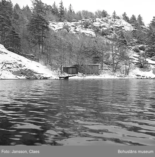 Enligt uppgift: "Båtviken med magasin, en f d vedbod som ca 1949-1950 flyttades från parti bakom huvudbyggnad till "Båtviken" (vedboden senare tillbyggd). I magasinet förvarades attiraljer till stationens båtar m m".