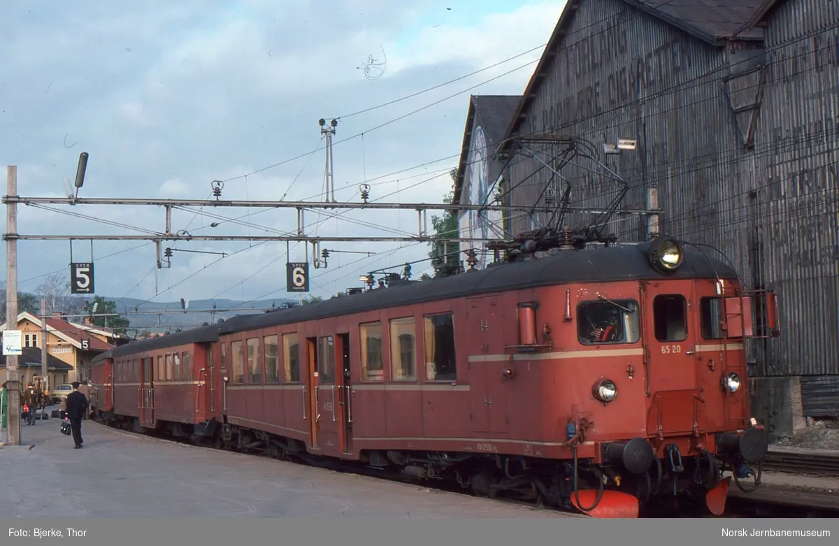 Persontog 541 Oslo-Hønefoss med motorvogn BM 65 20 fremst på Hønefoss stasjon