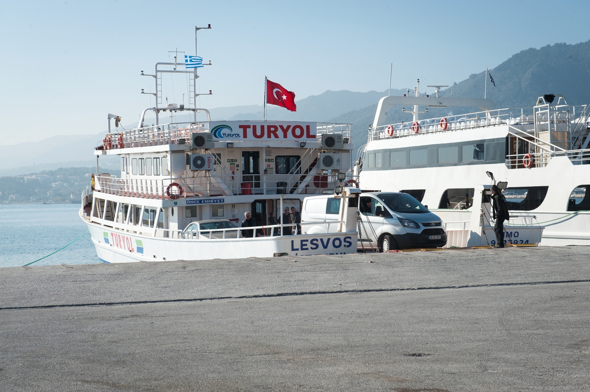 Reguljärbåtar till Turkiet, i hamnen i Mytilini.