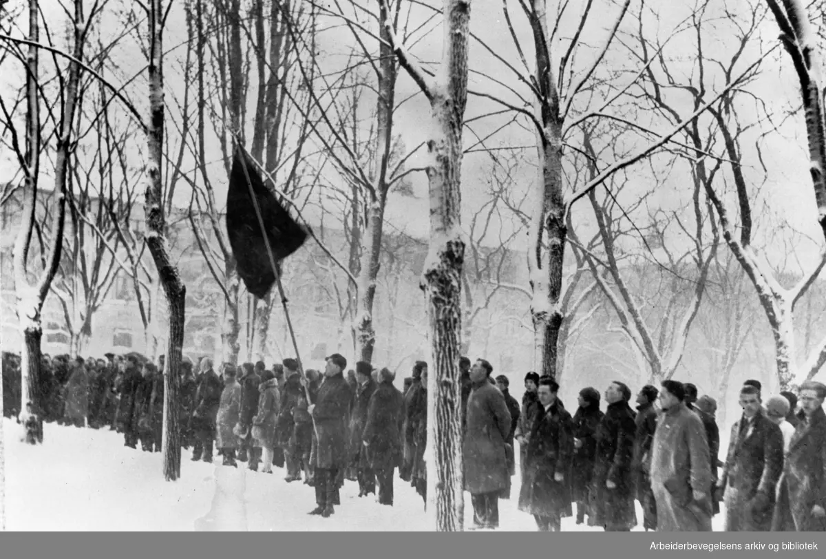 1. mai 1929 i Oslo. Arbeidernes Ungdomsfylking og Ordensvernet holder flaggparade, mens det røde flagg heises for første gang på kommunelokalet. Hodene blottes i snøstormen mens Internasjonalen spilles.