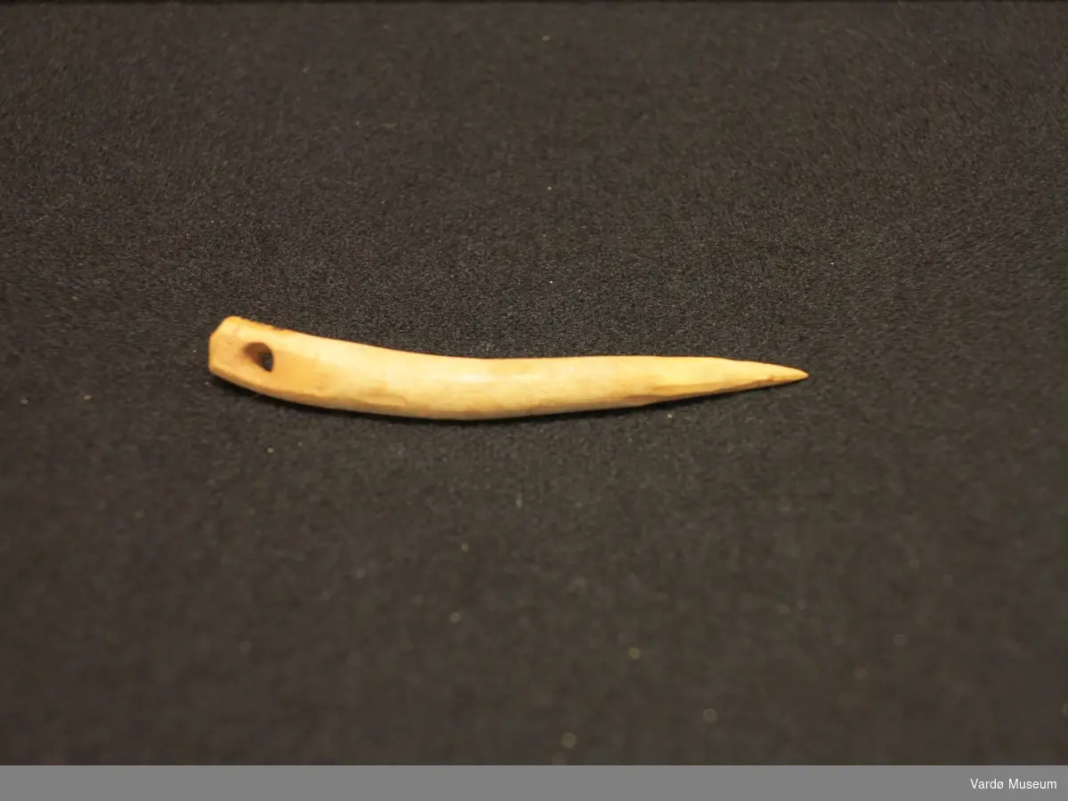 Merlespiker laget av bein, et redskap som brukes til å dele et tau som skal spleises.