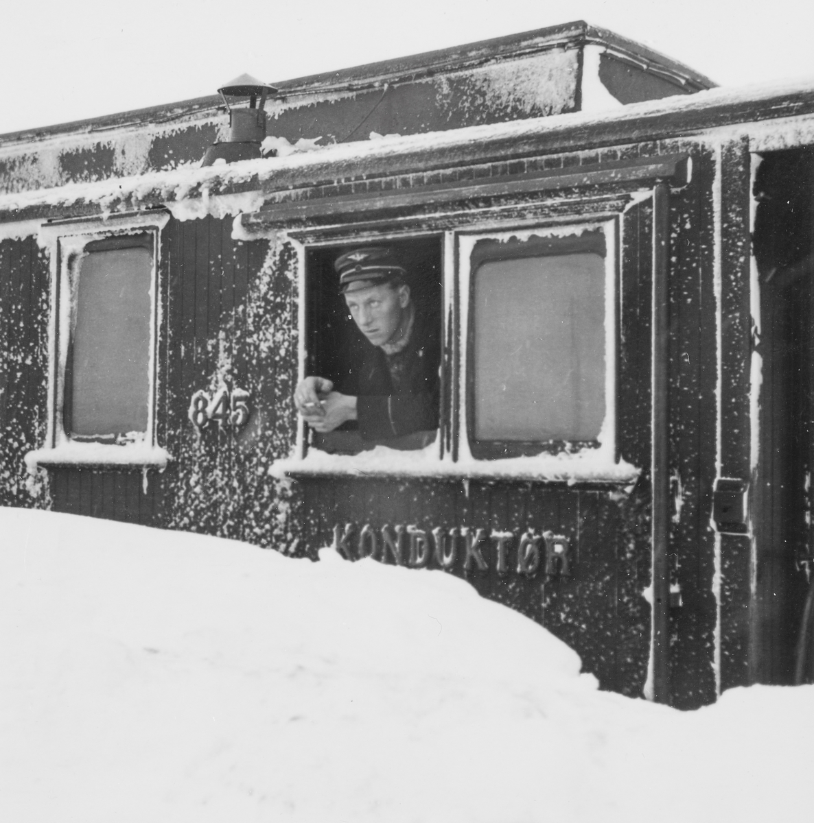 Konduktøren i toget fra Mo i Rana til Lønsdal. Toget har kjørt seg fast i snøen på Saltfjellet.