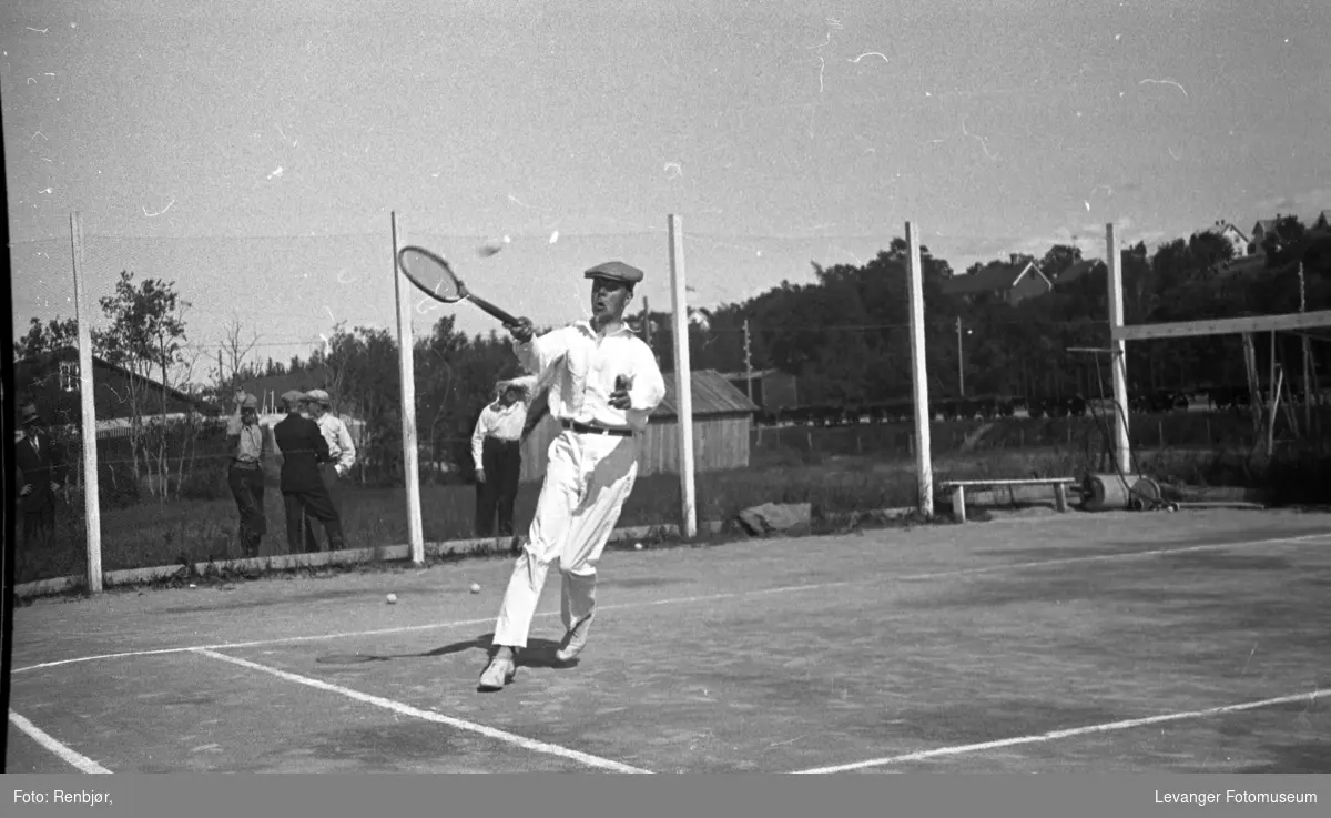Tennis, kamp mellom spillere fra Steinkjer og Levanger