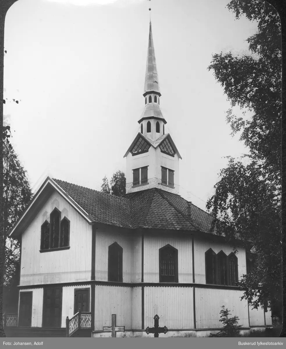 Hval kirke i Ådalen
Hval kirke er en enskipet oktogonal sentralkirke i laftet tømmer fra 1862 og ligger på Hallingby i Ytre Ådal, i Ringerike kommune, Buskerud. Kirken er sognekirke i Ådal prestegjeld, som ligger i Ringerike prosti.