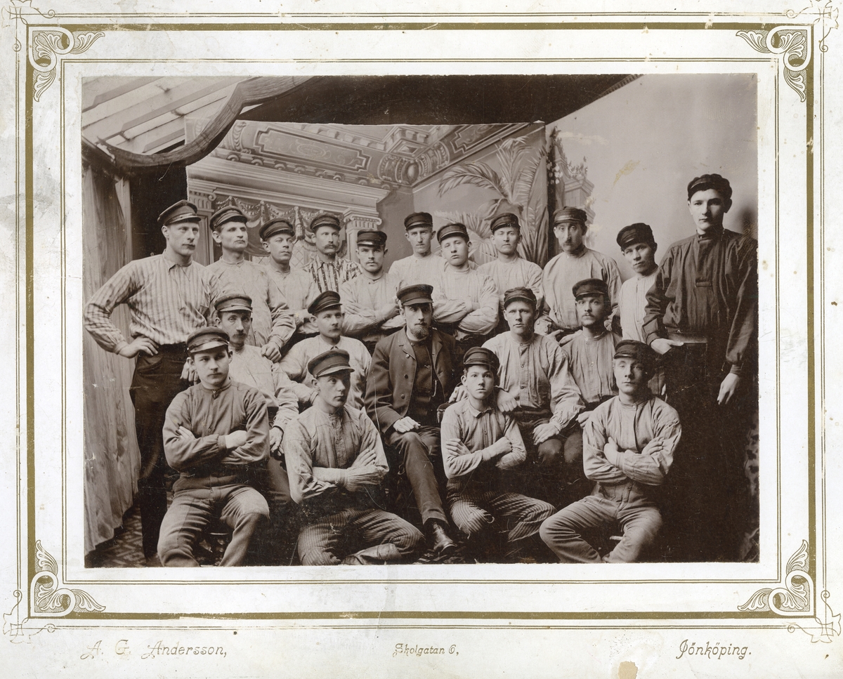 Ateljéfotografi av en grupp arbetsklädda män i slutet av 1800-talet i Jönköping.