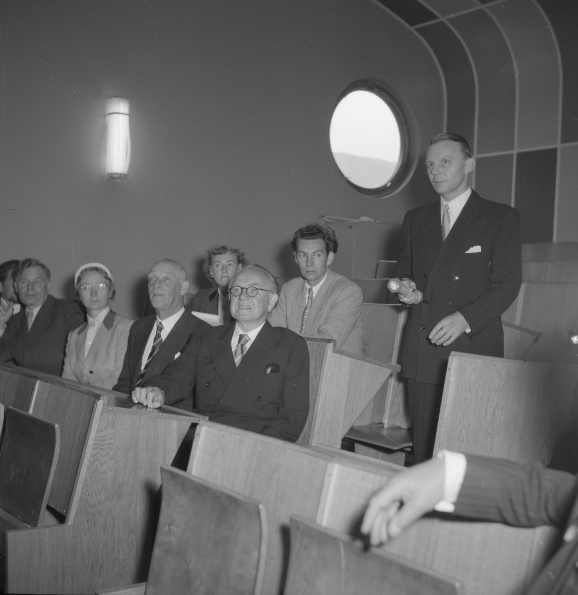Innvielse av Narvik Tekniske skole 12.9. 1955. Rektor Knut Kobberstad foreleser i auditorium.
Birger Bergersen