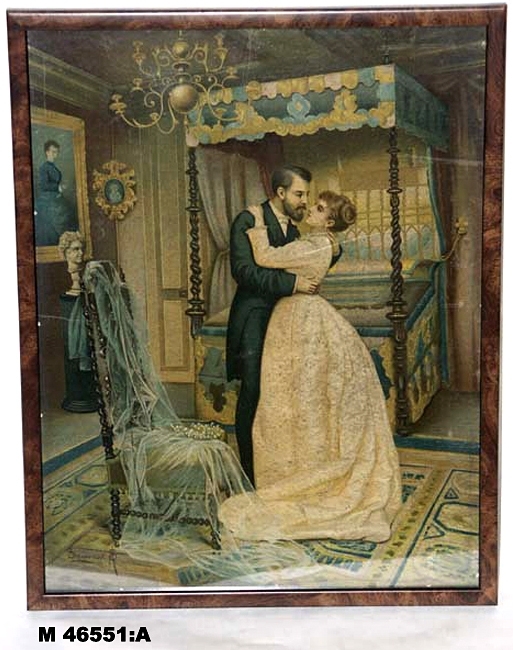 Färgtryck föreställande ett ungt par från högreståndsmiljö
i slutet av 1800-talet.
Paret omfamnar varandra, nyss gifta. Miljön är i sängkammaren.
