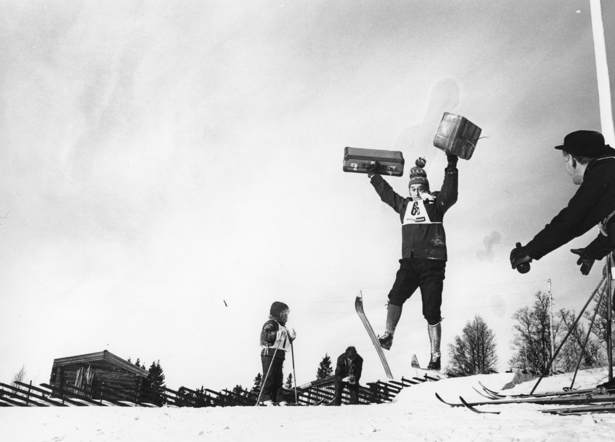 Vidar Sandbeck som koffertløpper. Skjæringfjell, februar 1972