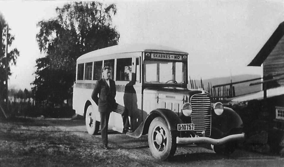 Bussjåfør Alf Reine med en av Tor Morteruds busser i 1935. Ukjent fotograf.