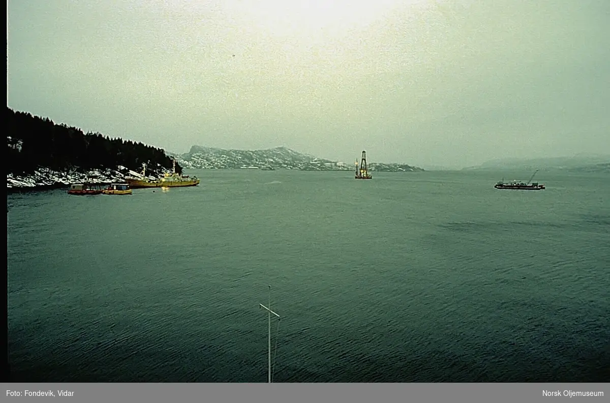 Bilder fra Byfjorden utenfor Gravdal og Bergen.
Dykkerlekter er under slep.