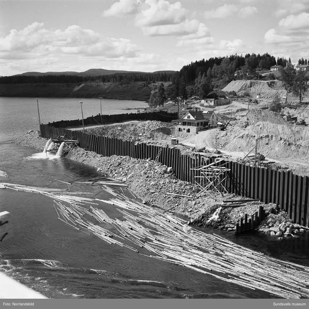 En grupp bilder från det pågående bygget av Bergeforsens kraftverk, ny landsvägsbro och järnvägsbron.