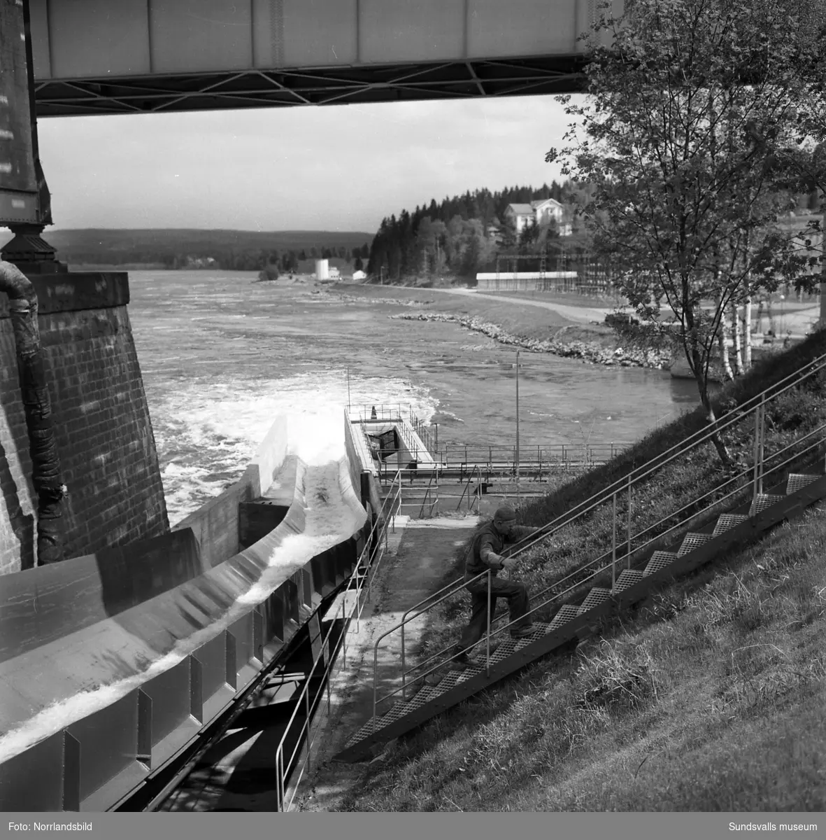 Stor grupp bilder från Bergeforsens kraftverk med omgivningar tre år efter att det tagits i drift. Exteriör- och interiörbilder.
