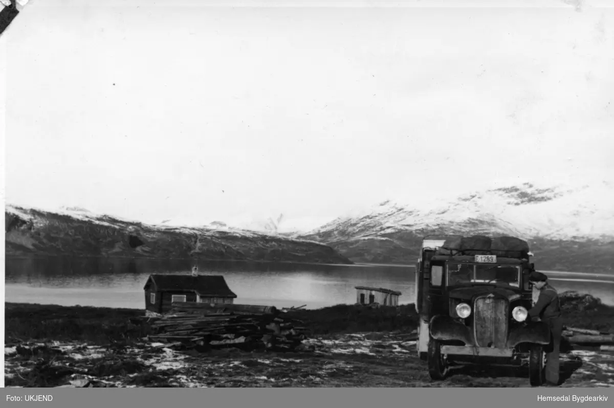 Bilde viser Putna-hytta, Vavatn om hausten
Uthus/do er under bygging
Bil på bilde med reg.nr. F-1289
Sjåføren på bilde er truleg Trond Wøllo