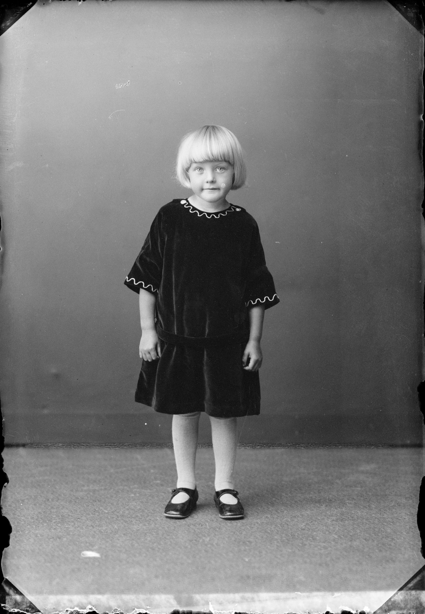 Barn till Anna Sjölander från Tranvik, Singö socken, Uppland 1924