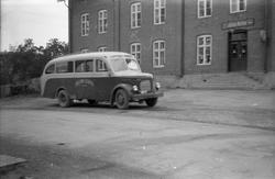 Buss utafor Narums-butikken på Lena, juni 1952. Iflg. inform