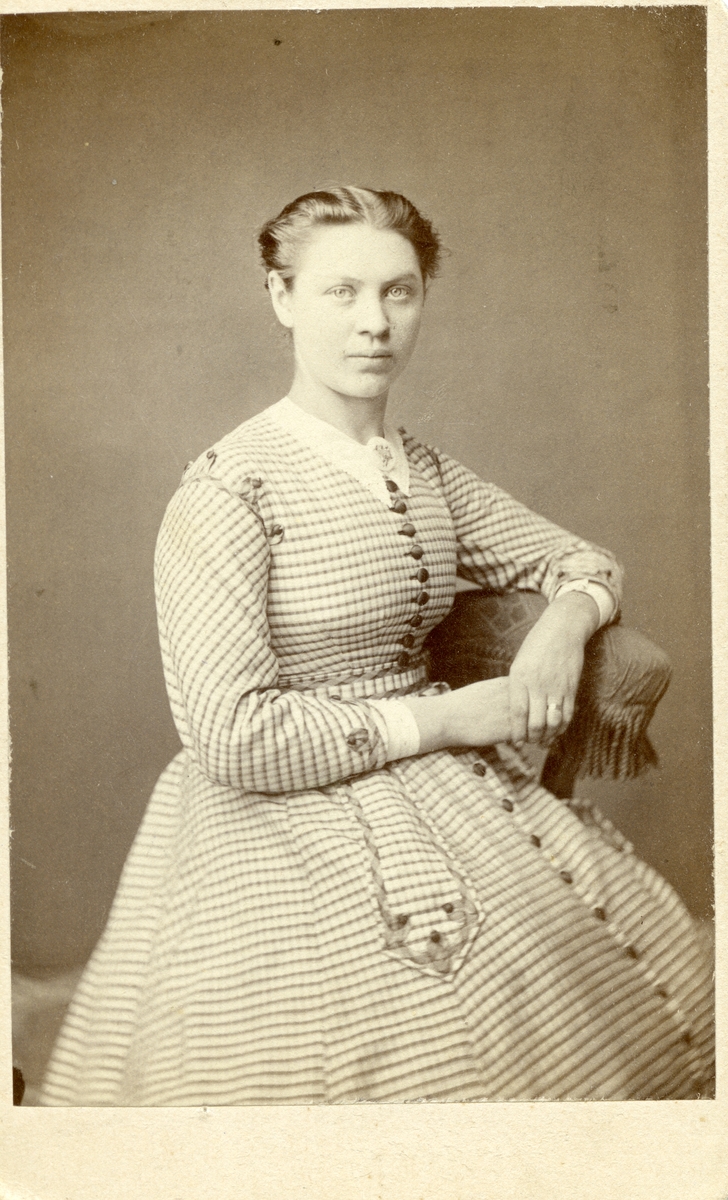 Portrett av ei ung kvinne.