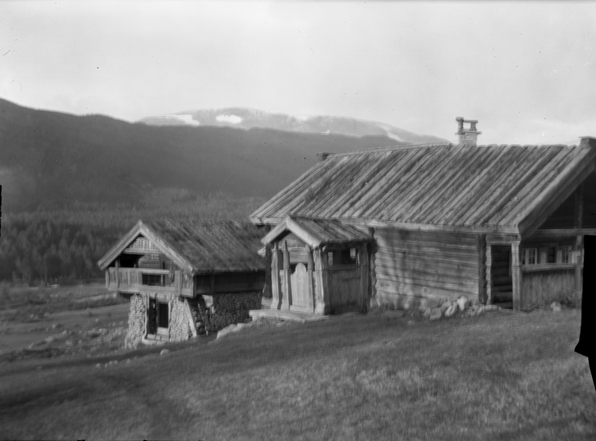 Rikard Berges fotoarkiv. Gårdsbruk. Villandstugu. Hol i Hallingdal. Fotografert 1908.