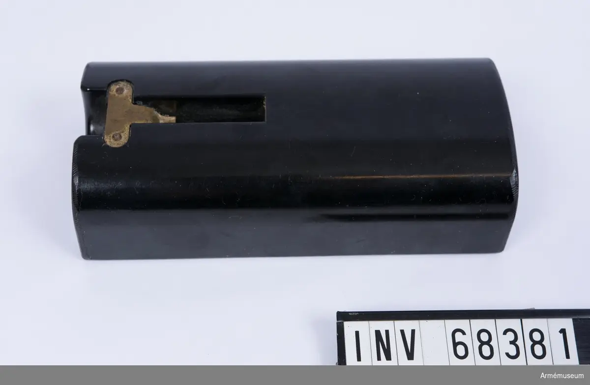 Fästmina tillverkad i Bakelit med hästskomagneter på sidan för fästning mot metallyta. Delay Switch No 9 saknas samt Detonator No 27. Tom insida vid kontroll 2018-04-23.