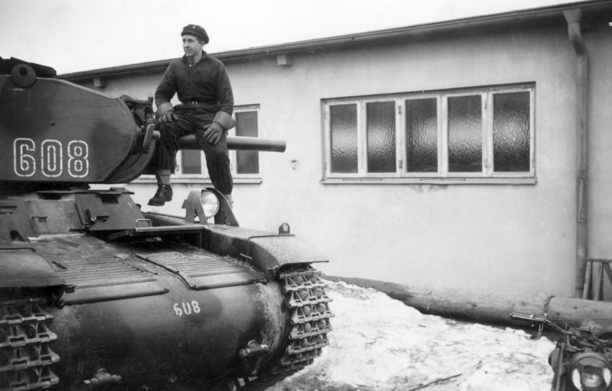 Korpral Gert Tunholm, P 3 sitter på eldröret till stridsvagn m/42.  P 4 garageplan 1948.
Milregnr: 608
