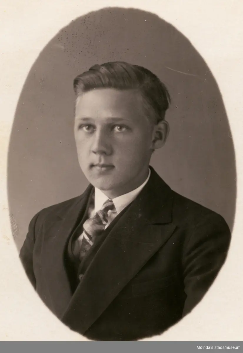 Porträttfotografi av Åke Börjesson (född 1910). Fotografiet är taget 15/6 1930. Åke är på bilden 20 år gammal.