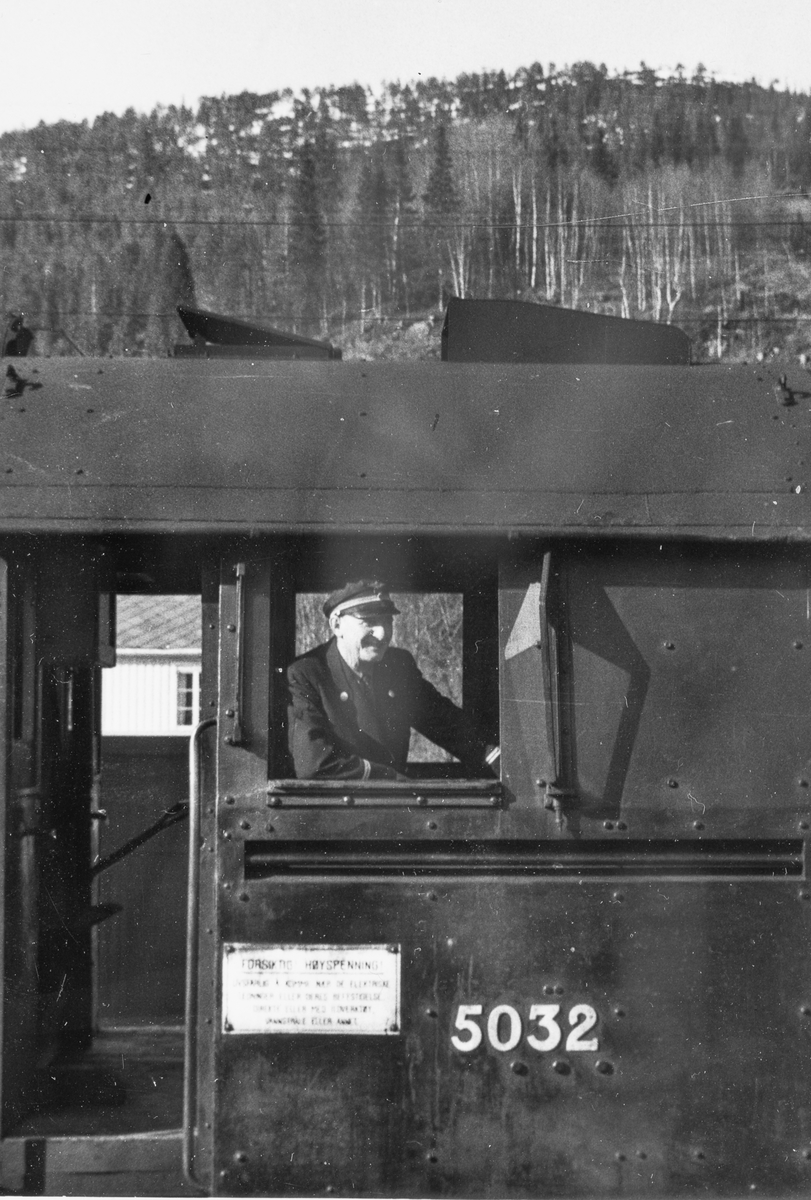 Lokomotivfører Gustav Magnus Pedersen på damplokomotiv type 63a nr. 5032.