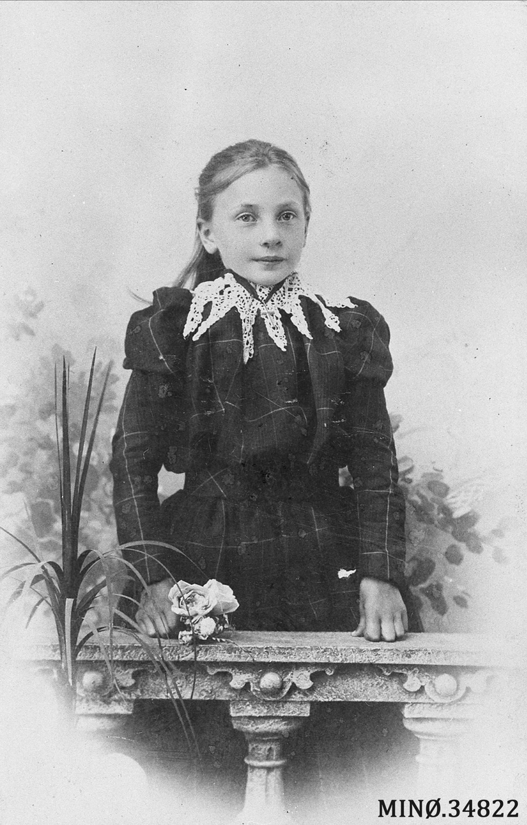 Portrett av jente - Anne Knutsdotter Røe Fløtten (25/12-1890 - 21/1-1983)