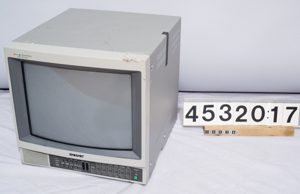 Monitor Sony Trinitron color video monitor typ FVM 1443 MD nr 2001035.
