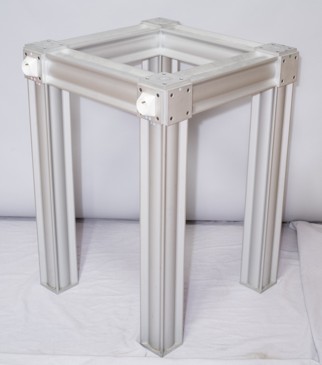 Laboratoriebord med bordskiva av marmor med benställning av aluminiumprofiler. I benställningen finns två eluttag och en anslutning för apparatsladd.
