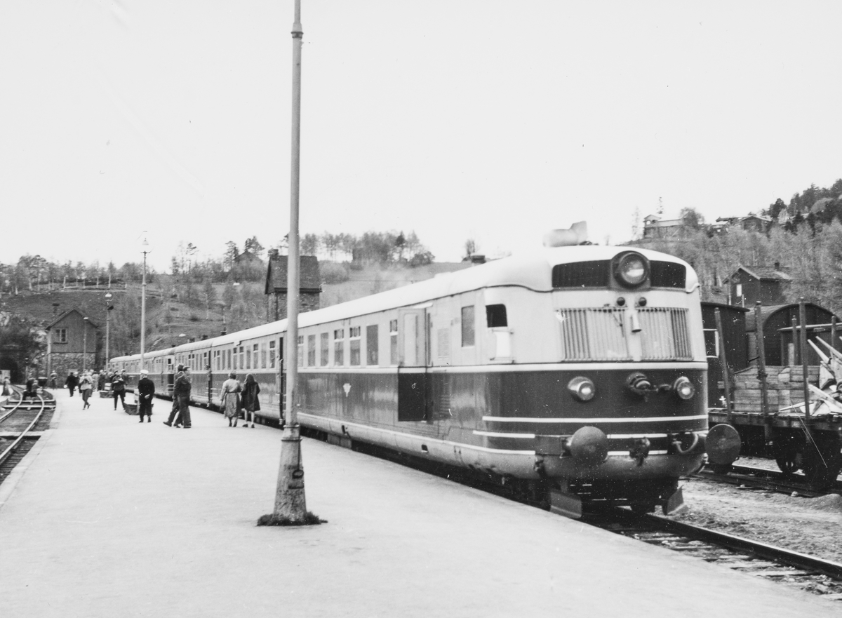 Dovreekspressen fra Oslo Ø til Trondheim gjør opphold på Dombås stasjon. Dobbelt motorvognsett type 88.