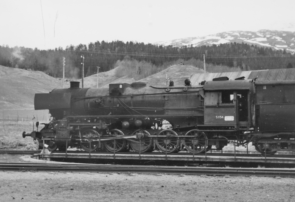 Damplok type 63a nr. 5854 på svingskiven på Gudå stasjon.