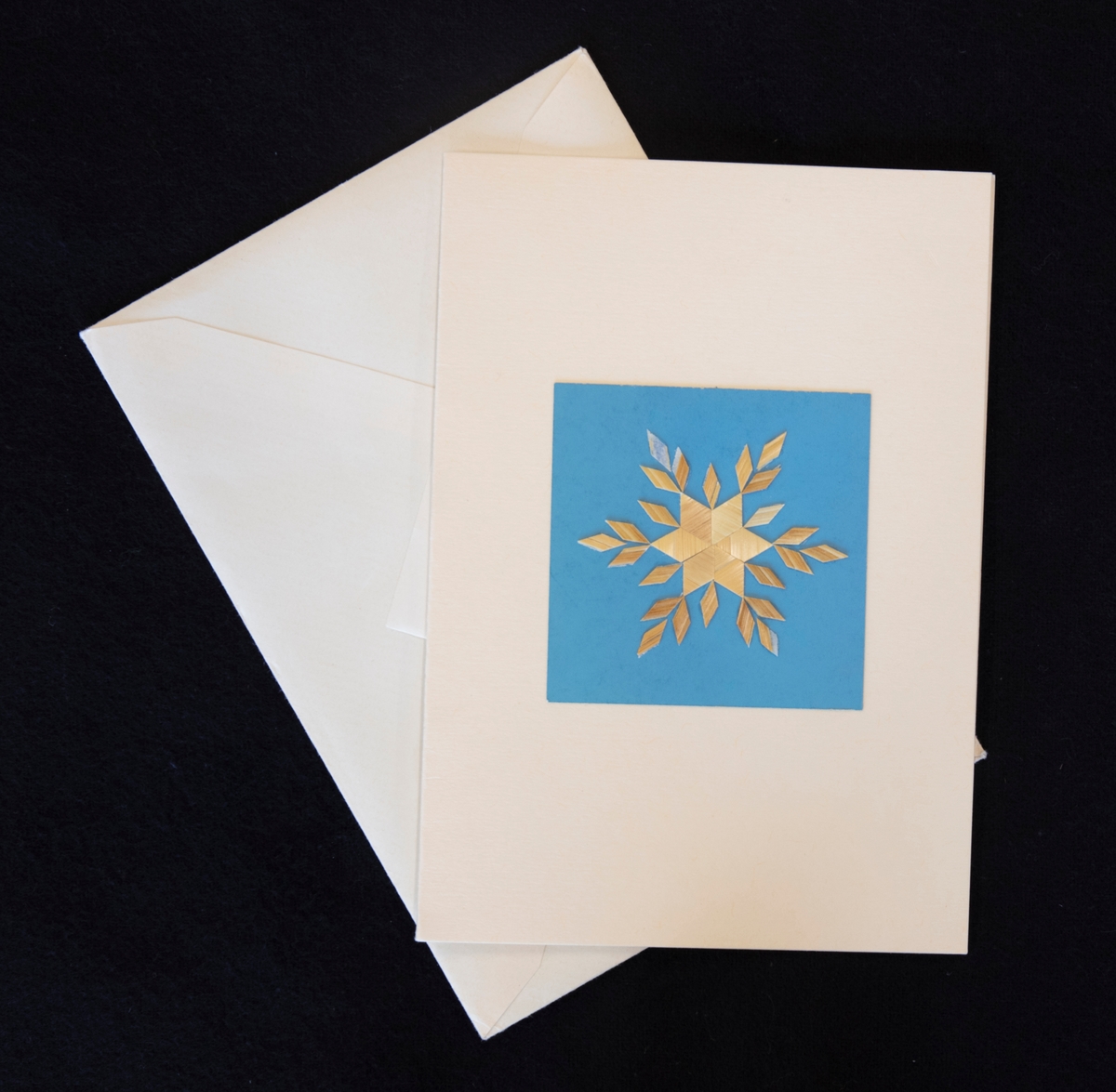 Julkort där motivet är gjorda av halm. Stjärna med blå bakgrund.

Ingår i en samling av tre julkort med halmmotiv mot olika bakgrundsfärger. Ingår i halmdokumentationen 1983.