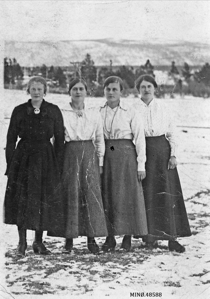 Fire kvinner oppstilt. Anna Botten (gift Brandsneshaug), Anna Messelt, Ragnhild Stigerhaugen, Ingrid Botten (Olstad)