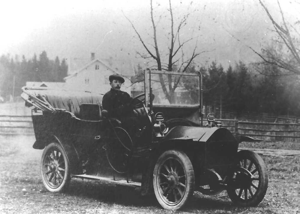 Mann på biltur (- Darraq 1913-1915, kjørt som rutebil av Ludvig Holberg, Ytre Rendal)
 
