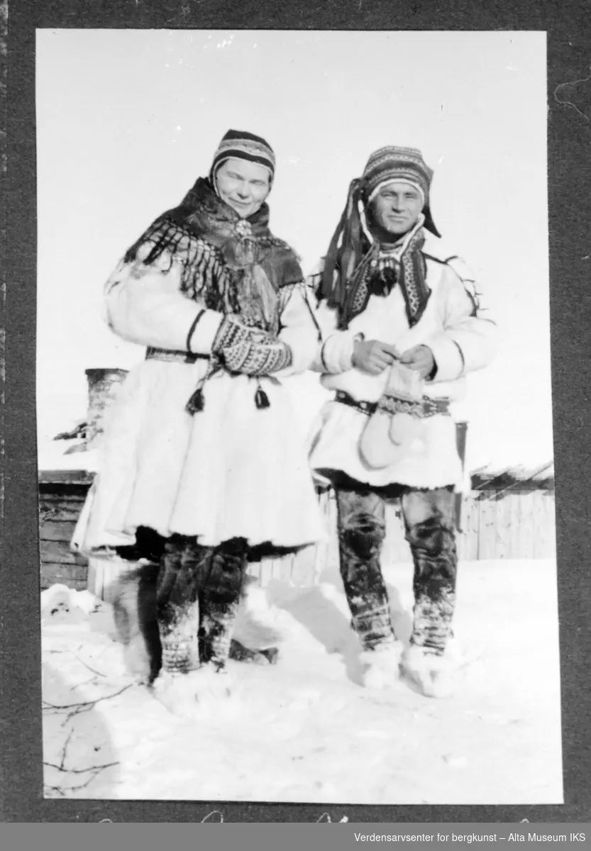 Dobbelportrett av samisk mann og kvinne i Màze, begge er kledd i kofte.
