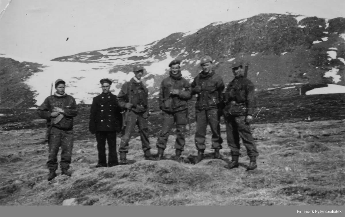 Hopseidet 1945, april-mai. Det er tre politisoldater på østsiden, de er med caps. Politibefalet har sølvspennen i beltet. Tre soldater fra Bergkompaniet på vestsiden. Bildet ble tatt av den ene. Det var også opprettet en lensmann med lensmannsbåten "Peik". Base var på Skjånes. Det må nesten være Berner Hansen i Norsk marineuniform.

Bildeserien "Frigjøringen av Finnmark 1944-45" viser et unikt materiale fotografert av soldater i Den Norske Brigade, 2. Bergkompani under deres oppdrag "Frigjøringen av Finnmark" som kom i stand under dekknavn "Øvelse Crofter". Fakta rundt dette bildematerialet illustrerer iflg. vår informant, George Bratli: "2. Bergkompani, tilhørende Den Norske Brigade i Skottland,  reiste fra Skottland 30. oktober 1944 med krysseren «Berwick» til Scapa Flow på Orkenøyene for å slutte seg til en større konvoi som skulle være med til Norge. Om bord på andre skip var det mange russiske krigsfanger som hadde vært på tysk side og som nå ble sendt hjem. 
2. Bergkompani forlot havn 1. november 1944 og kom til Murmansk, Sovjetunionen, 6. november 1944. 
De ble her lastet om og fraktet til Petsamo, Sovjetunionen, hvor de ankommer 11. november 1944. 
Kompaniet reiser så til Sandnes utenfor Kirkenes og blir forlagt der frem til 26. november 1944. De flytter så videre til Skiippagurra. 
Den 29. november reiser deler an kompaniet til Rustefjelbma og Smalfjord og noen drar opp på Ifjordfjellet. 

17. desember ankommer resten av kompaniet til Smalfjord. 30.desember blir en avdeling sendt til Hopseide og 8. januar 1945 blir noen sendt til Kunes.
Den 14. januar er kompaniet delt og ligger i Kunes, Kjæs, Børselv, Hopseide og Smalfjord.
5. februar 1945 blir 3.tropp sendt over Porsangerfjorden for å operere i Olderfjorden. Her var de i kamp og hadde tap i  Billefjord og Sortvik.
8. mars 1945 kom noen til Renøy og 12. mars kom første del av kompaniet til Brennelv.
7. mai begynte kompaniet å bygge ny kai i Hambukt.
19. mai ble de som hadde falt begravd i Lakselv.
8. juni ble kompaniet flyttet fra Brennelv til Tromsø for så å bli sendt videre til Mo I Rana 16. juni."

Nasjonalbiblioteket har et hefte fra 1983 skrevet av Krigsinvalideforbundet, med intervjuer med soldater og deres opplevelser: 
https://www.nb.no/items/5d58d366b390666f671f57078519c2c7?page=0&searchText=Det%20glemte%20kompani%20-%202.%20Bergkompani%20og%20frigj%C3%B8ringen%20av%20Finnmark

https://www.arkivverket.no/utforsk-arkivene/andre-verdenskrig/befolkede-jordhuler-kjokken-i-det-fri-og-midlertidige-begravelser-privat-bildesamling-etter-soldat-i-2. bergkompani