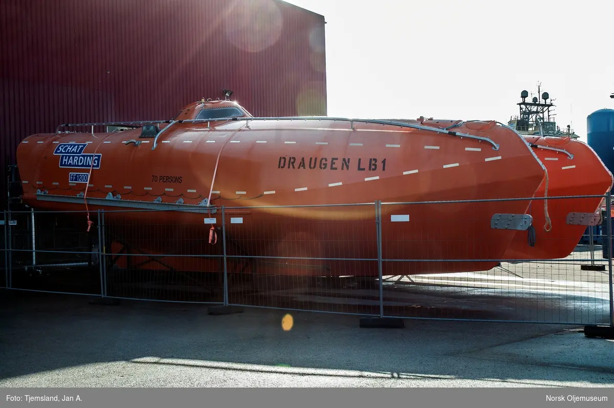 2 nye livbåter fra Scat Harding merket med Draugen LB1 og LB4 ligger lagret på Vestbase i Kristiansund.