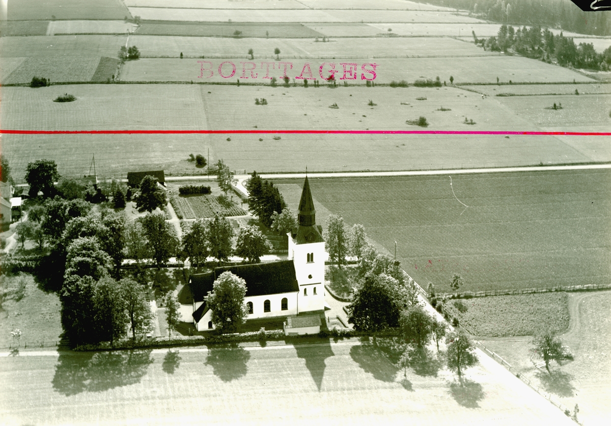 Flygfoto över Frinnaryds kyrka i Aneby kommun. Nr. 2691