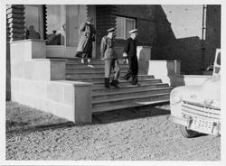 Vadsø. Kongebesøk i Vadsø 1950. Kong Haakon går ned trappa p
