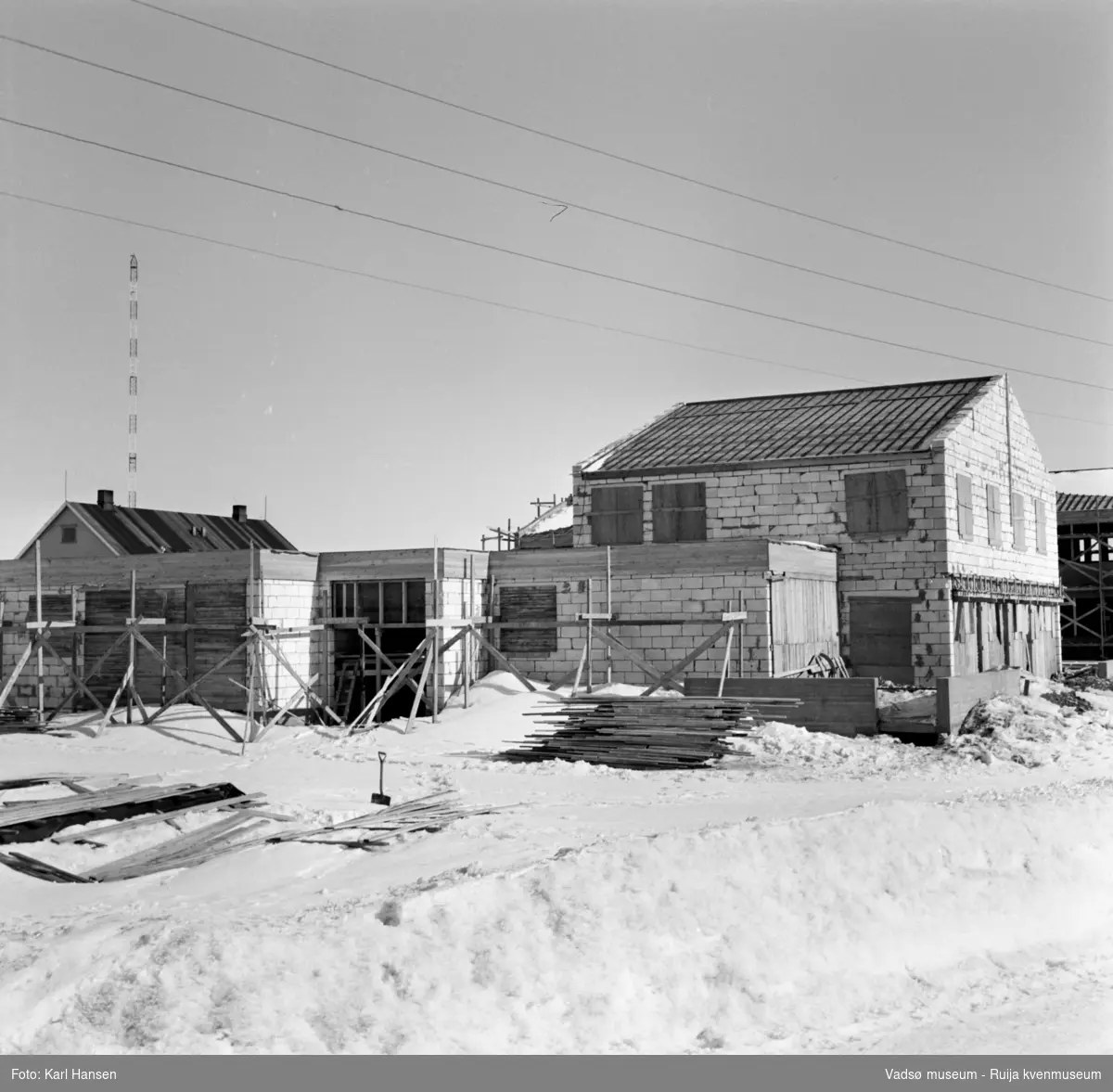 Vadsø 1962. Fylkesmannens bolig under oppføring i krysset Damsveien/G.Gulliksensgate.