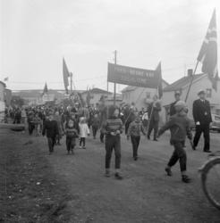 Vadsø 1.mai 1960. En del av demonstrasjonstoget 1.mai. Polit