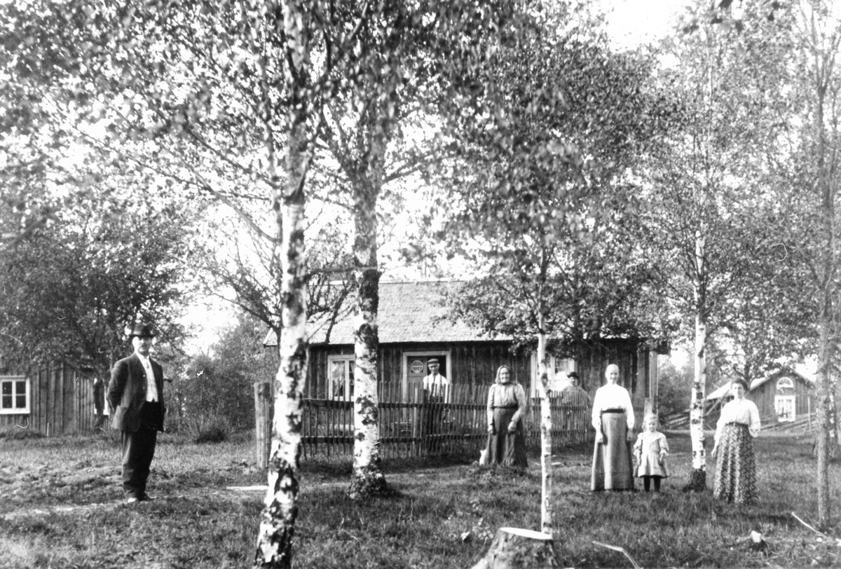 En familj framför Väset i Kulltorp, Bredaryd.