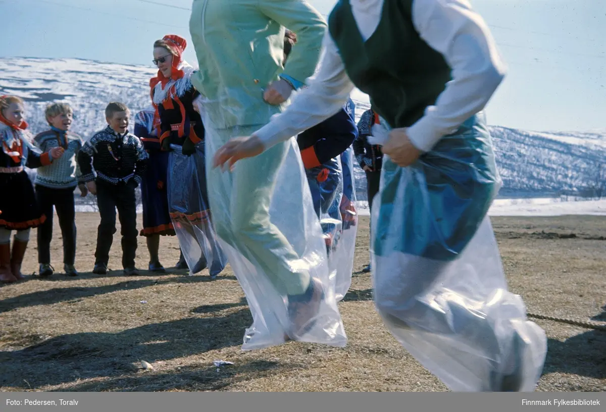 Sekkeløp på 17. mai rundt 1970 i Sirma. Bildet er tatt av Toralv Pedersen. Fylkesbiblioteket har 200 digitale kopier av Toralv Pedersens bildesamling, de fleste tatt i Sirma i periode 1966-1978.