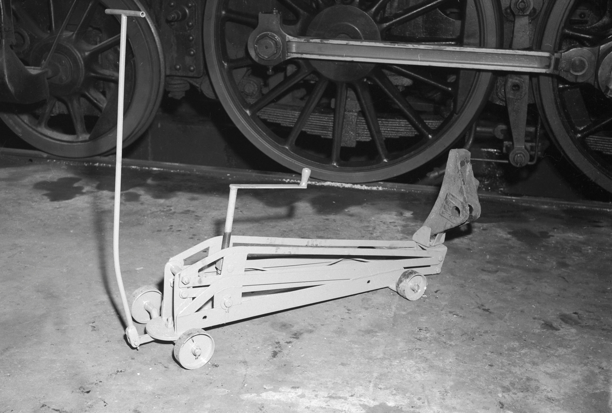 Apparat for montering av bremseklosser på lokomotiv
